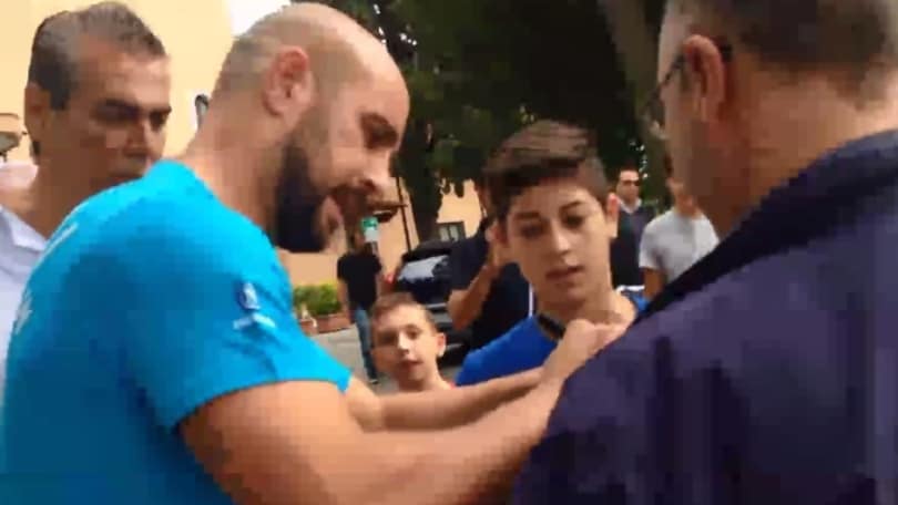Napoli, Reina firma autografi ai tifosi
