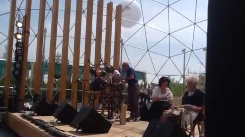 Il percussionista Ivan Binni si esibisce all'Expo