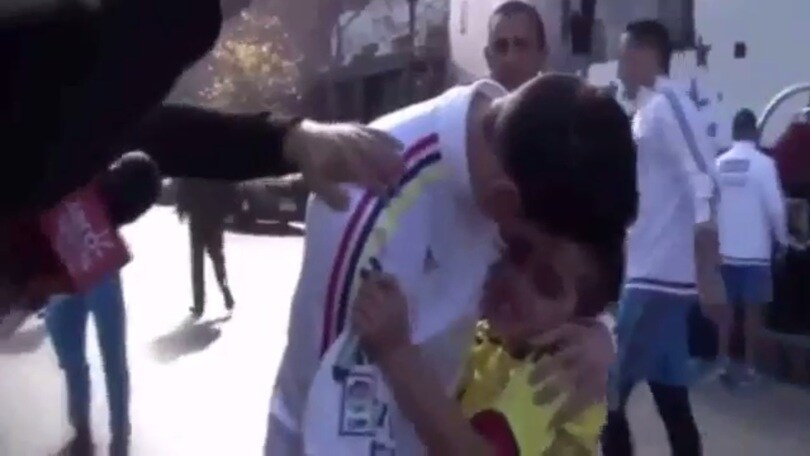 James Rodriguez regala la maglietta al bambino in lacrime