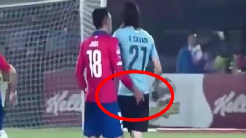 Cavani "molestato", incredibile rosso