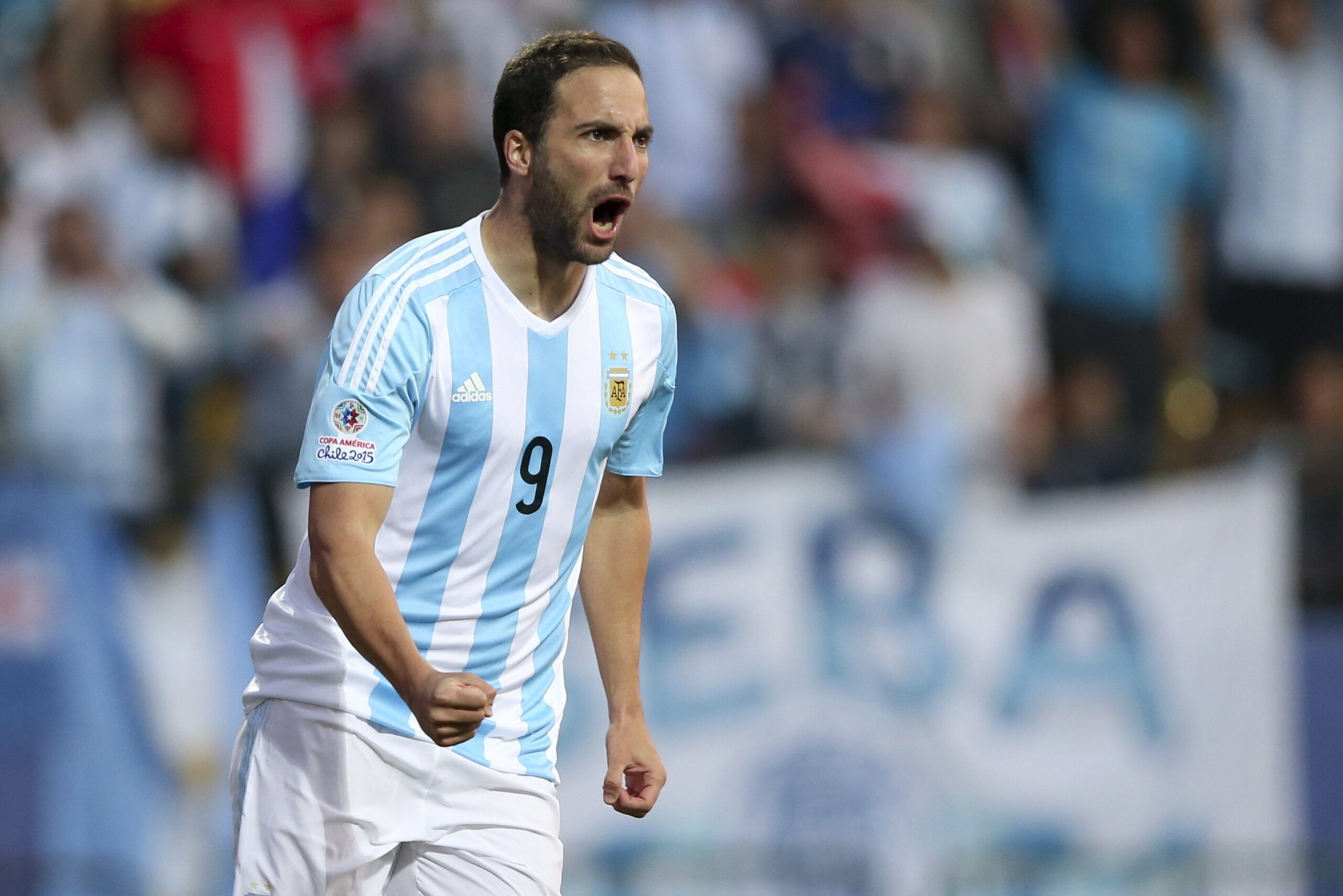 Napoli: «Volete Higuain? Costa 95 milioni»