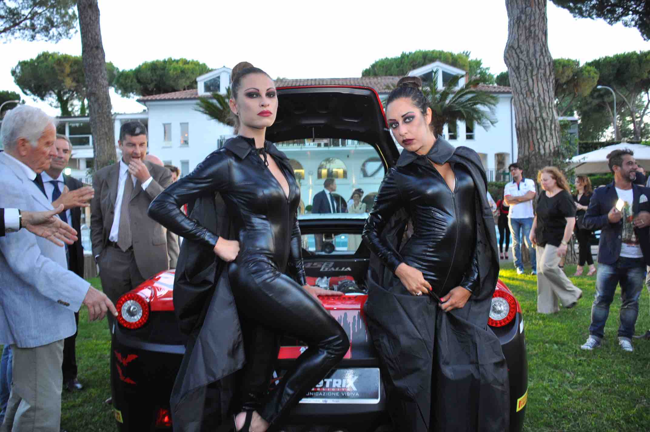 La Ferrari si veste da Dracula per il record