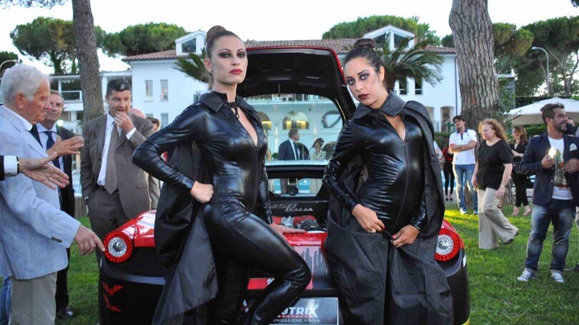 La Ferrari si veste da Dracula per il record