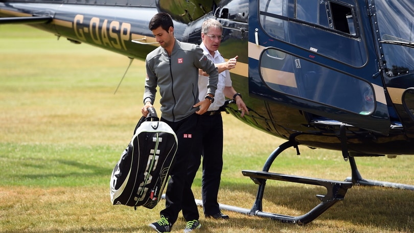 Tennis, Djokovic show: arrivo in elicottero e spogliarello