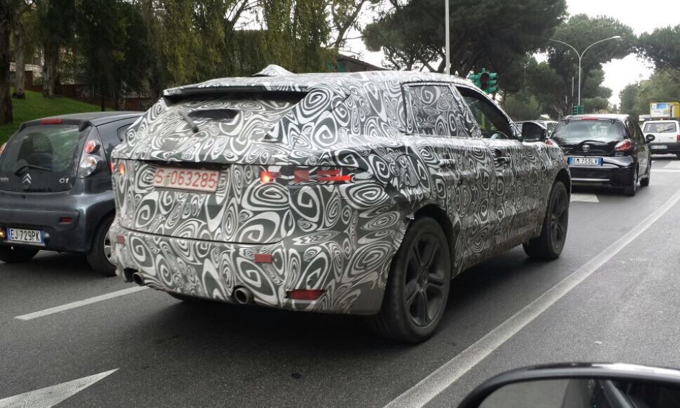 SUV Jaguar: il nuovo F-Pace si... accende