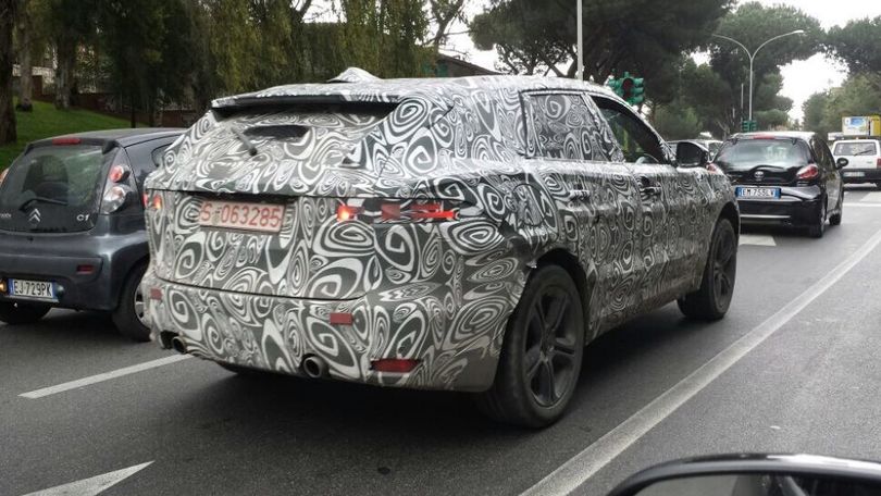 SUV Jaguar: il nuovo F-Pace si... accende