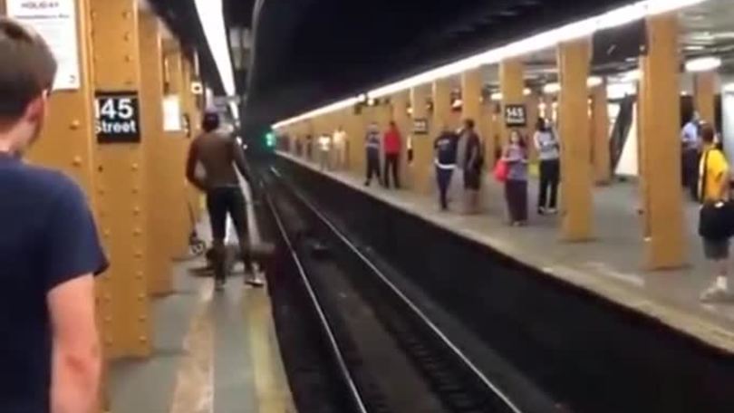 Salta i binari della metropolitana ma sbaglia la misura