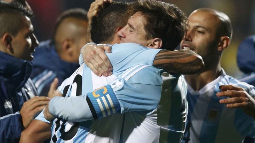 L'Argentina in semifinale: Tevez segna il rigore decisivo
