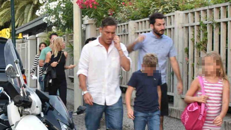 Ilary Blasi e Totti si rilassano a Forte dei Marmi