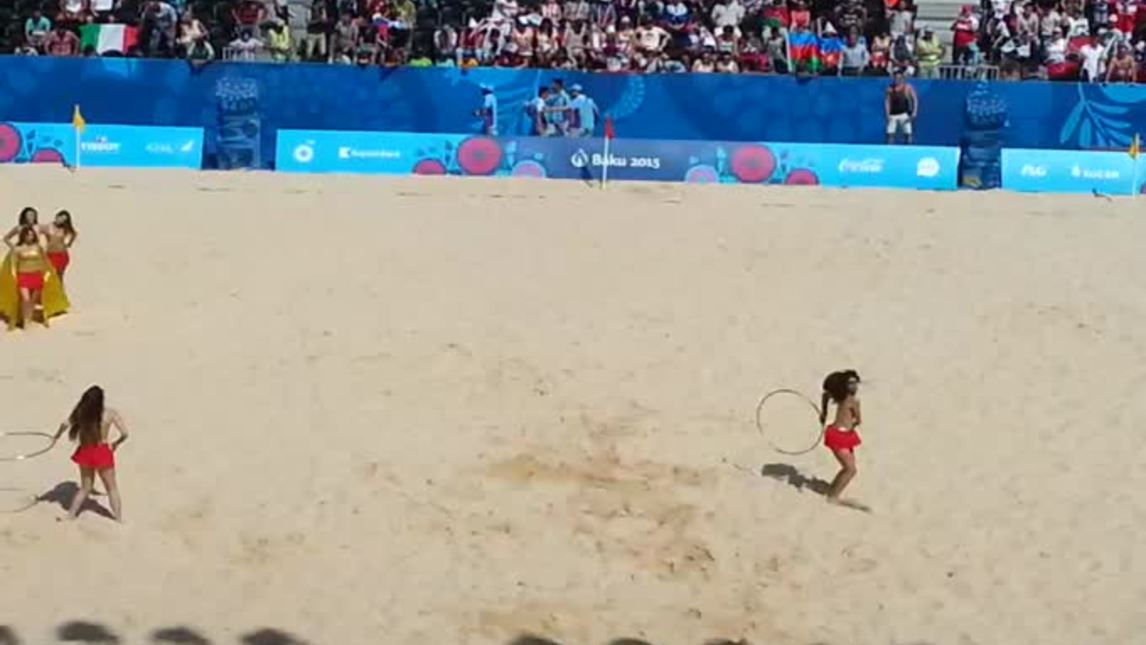 Baku, il sexy balletto delle ragazze del beach soccer
