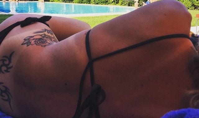 La Pellegrini si rilassa in piscina. Che tatuaggi per la nuotatrice