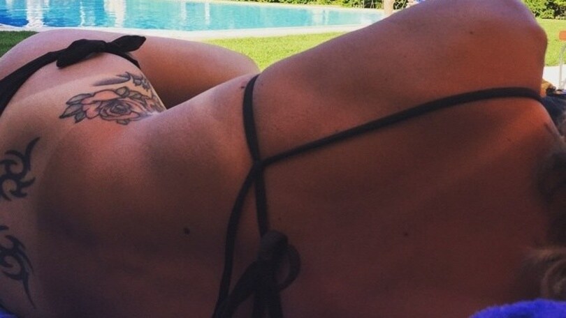 La Pellegrini si rilassa in piscina. Che tatuaggi per la nuotatrice