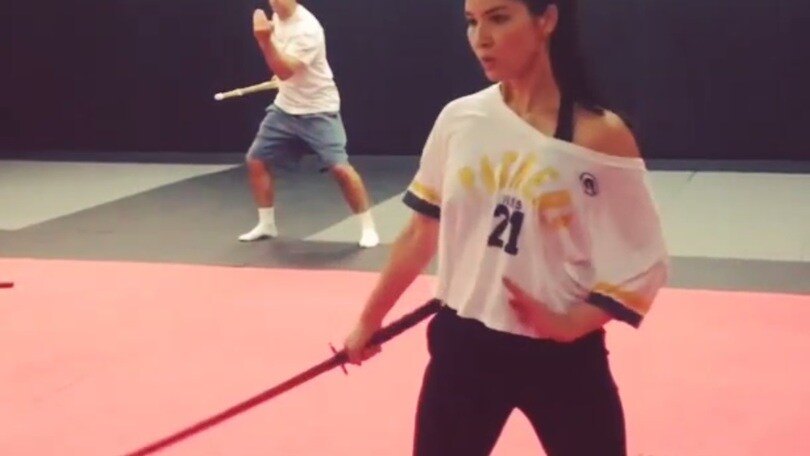 Aaron Rodgers e Olivia Munn, allenamento con la spada