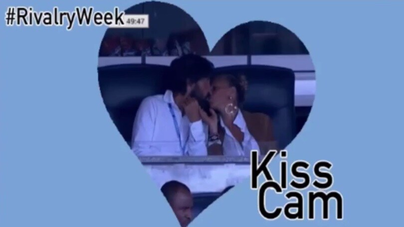 Pirlo e la fidanzata "pizzicati" dalla kiss cam dello Yankee Stadium