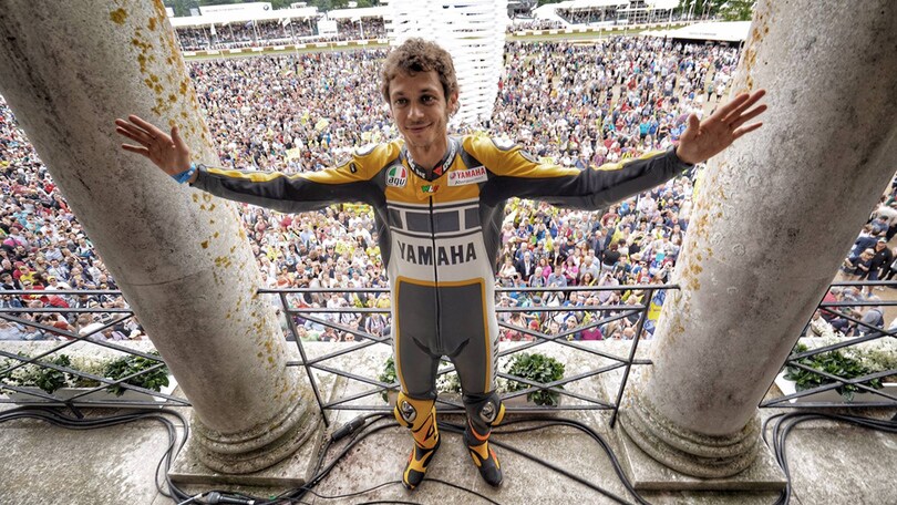 Rossi a Goodwood: che spettacolo con Yamaha e la Mazda 787 B