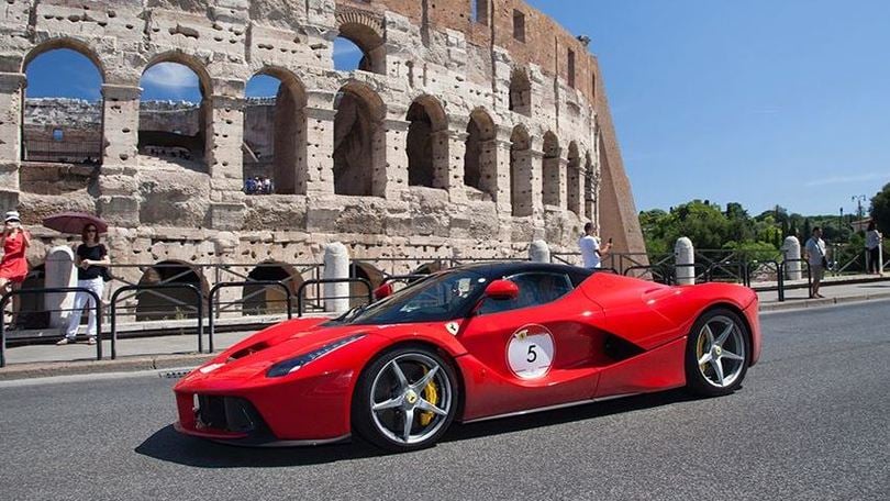 Roma, passione Ferrari con la “Cavalcata”