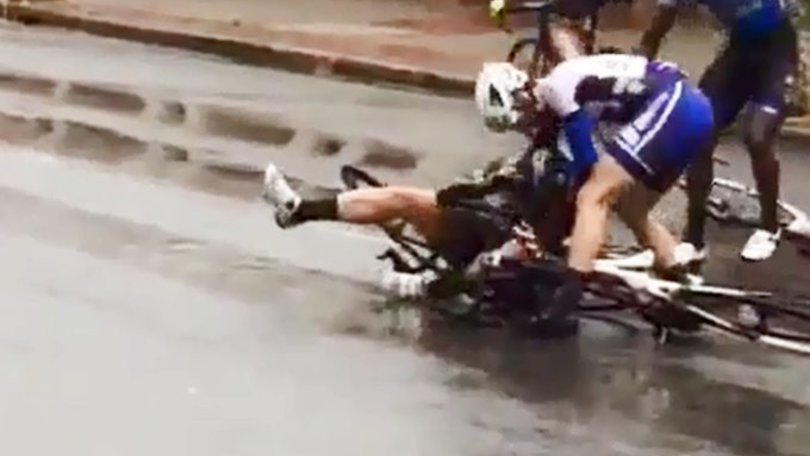 Botte da orbi tra ciclisti!