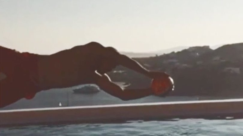 Casillas vola anche in piscina