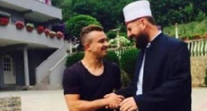Shaqiri e quella pericolosa stretta di mano con l'imam