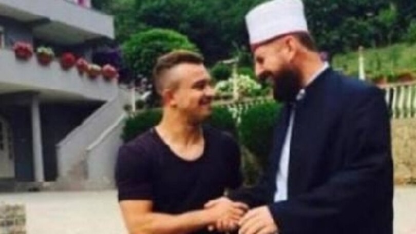 Shaqiri e quella pericolosa stretta di mano con l'imam
