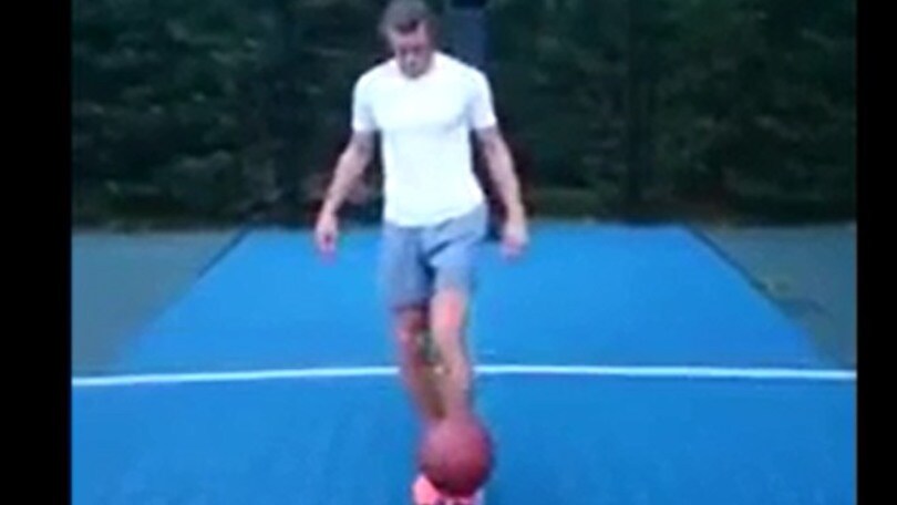 Bale, canestro no-look con i piedi