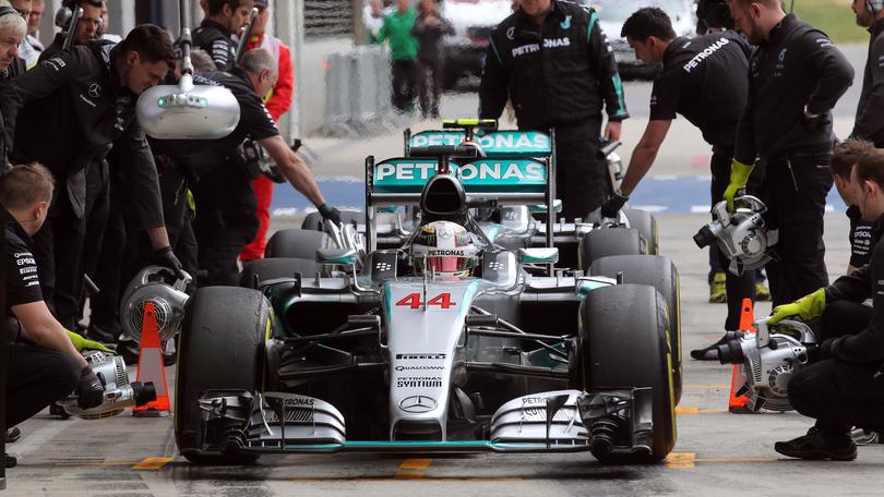 F1, Silverstone: Hamilton domina per la pole