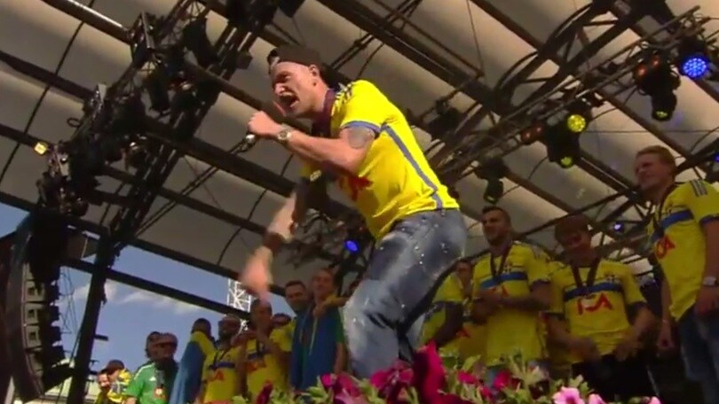 Guidetti scatenato, la folla lo segue e canta con lui!