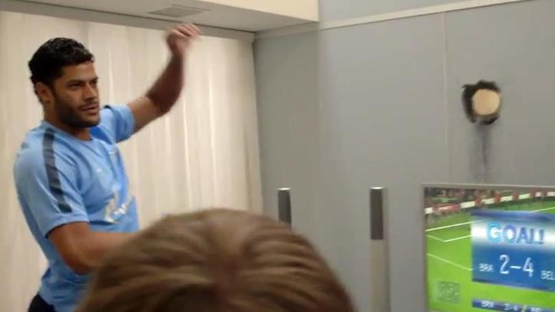 Hulk rompe il muro con il controller della Playstation