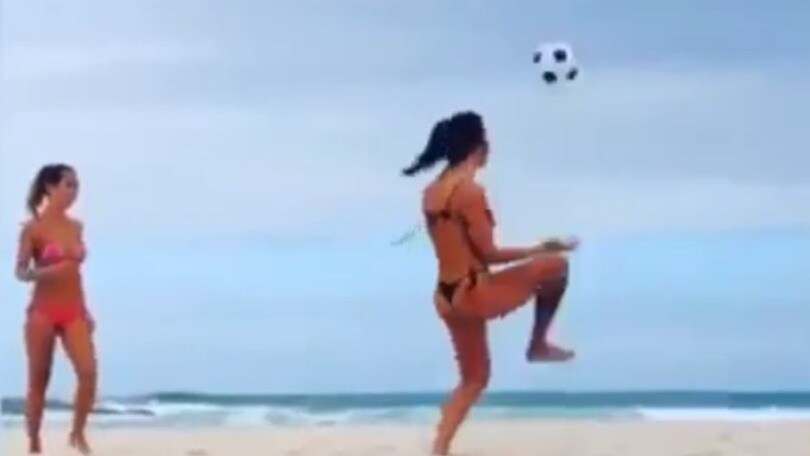 Sexy palleggi in spiaggia: il video spopola sul web