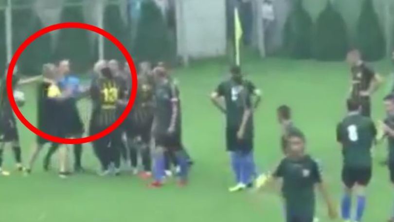 Rigore contro: l'allenatore prende a pugni l'arbitro