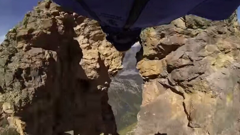 Il base-jumper a tutta velocità in un foro di quasi 3 metri