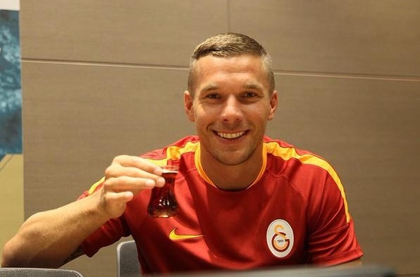 Podolski, firma e brindisi con il Galatasaray