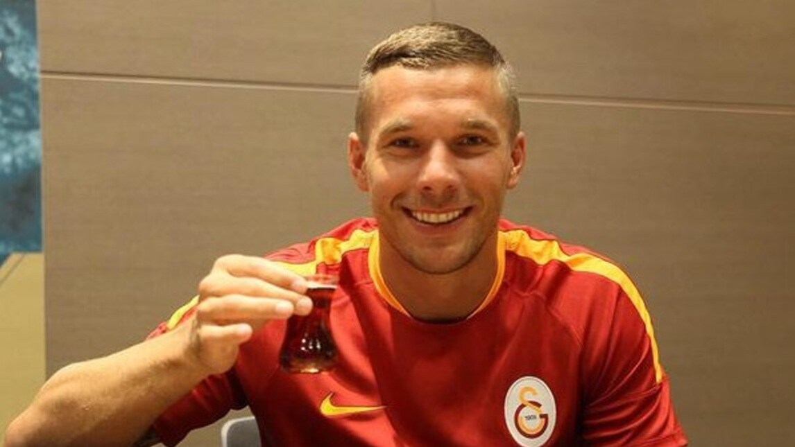 Podolski, firma e brindisi con il Galatasaray 