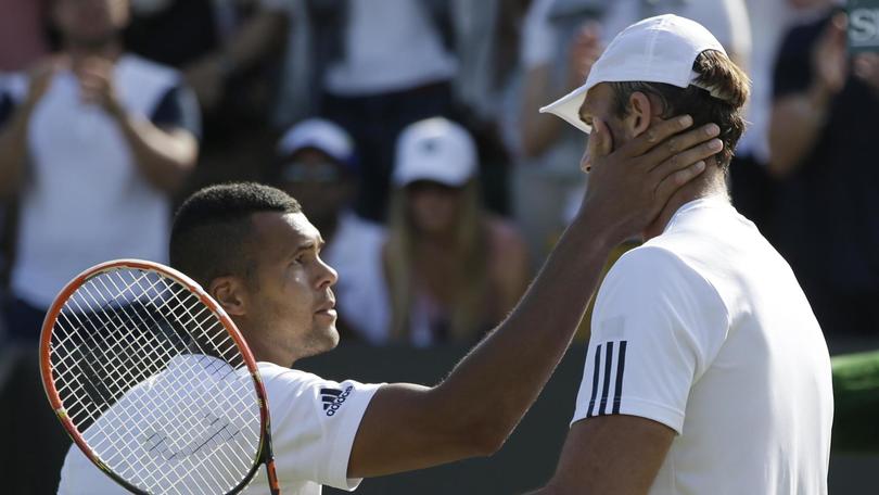 Tsonga è alto 188 centimetri ma vicino a Karlovic non sembra proprio...