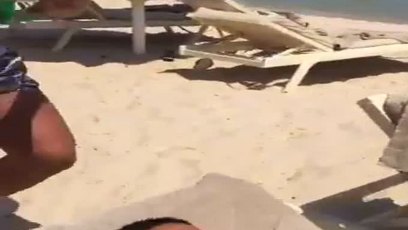 Cassano, scherzo in spiaggia a Insigne
