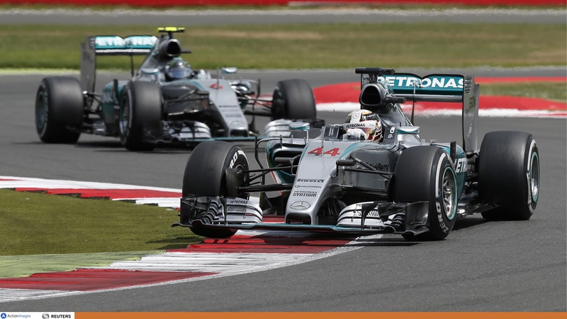 F1 Silverstone, Hamilton conduce a metà gara