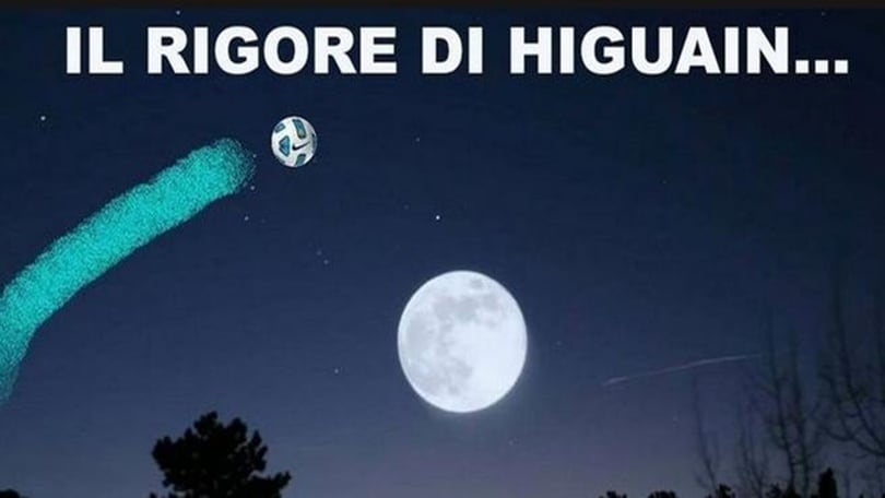 Higuain, rigore alle stelle: l'ironia dilaga sul web!