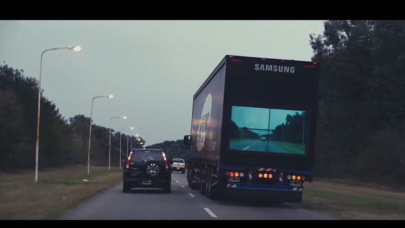 In Argentina il camion col maxischermo per facilitare i sorpassi