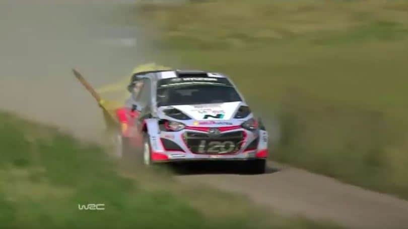 Rally, Neuville si cappotta ma continua a correre!