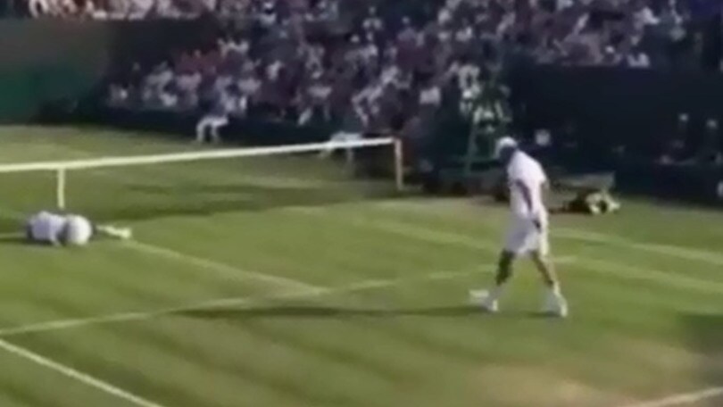 Tennista "abbattuto" dal fratello durante il doppio