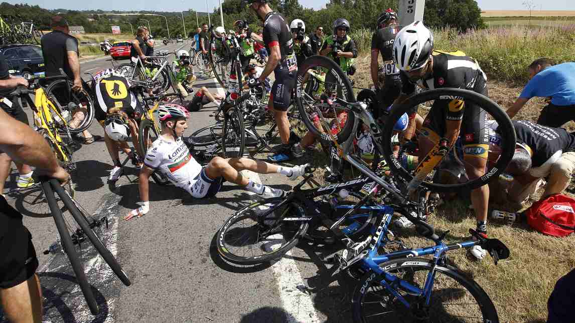 Tour de France, incredibile caduta di gruppo