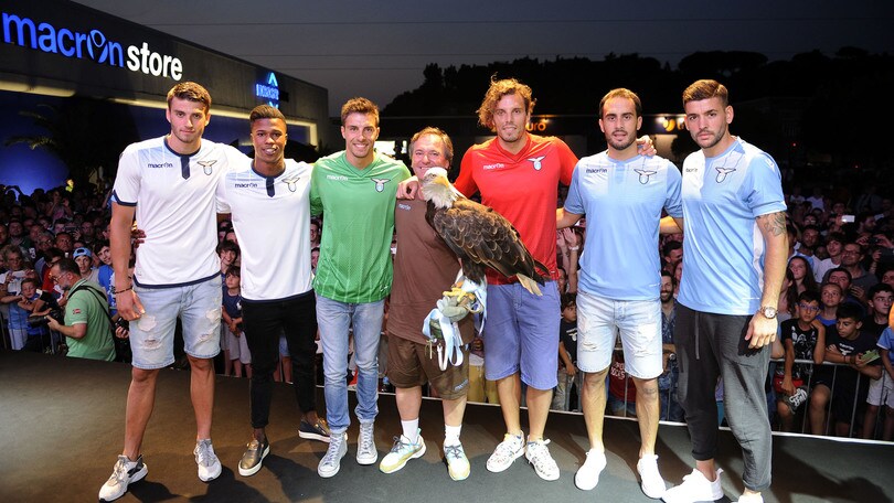 Nuova maglia Lazio, che festa con i tifosi!
