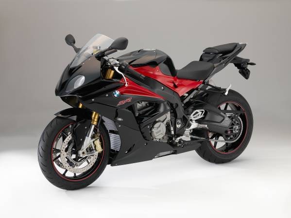 BMW aggiorna i colori per la gamma moto 2016