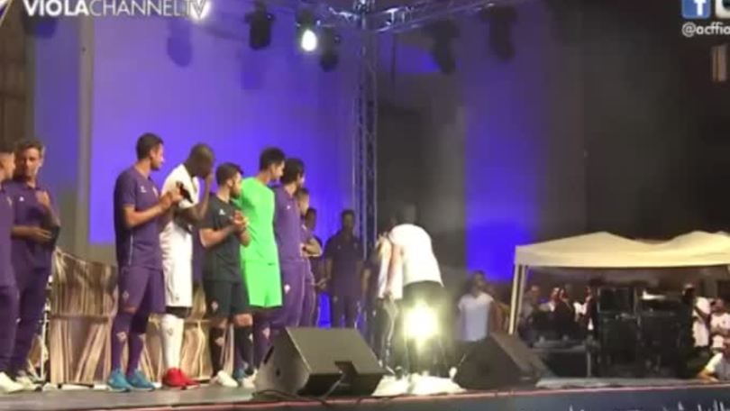 "Chi non salta è bianconero". E Sousa salta coi tifosi
