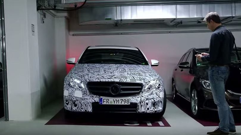 Le nuove Mercedes si parcheggiano con l'i-phone