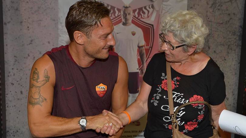 Una signora parla con Totti e si commuove