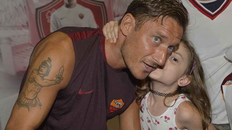 Roma: selfie e sorrisi con Totti, festa giallorossa a Pinzolo