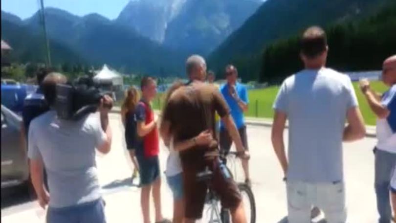 Pioli tra autografi e bici