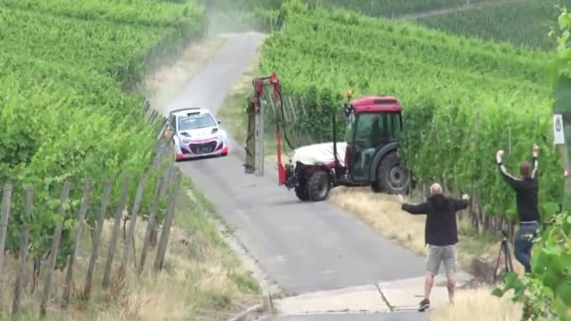 Rally, Neuville rischia il frontale con un trattore