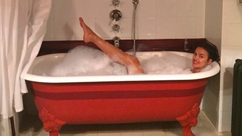 Che schianto Irina: hot relax in vasca da bagno